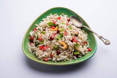 Dapde Pohe, ince poha ve taze hindistan cevizi ile biber, yer fıstığı ve fındık ile yapılan tipik bir Maharashtrian kahvaltı. bir kase veya tabakta servis edilir. seçici odaklama