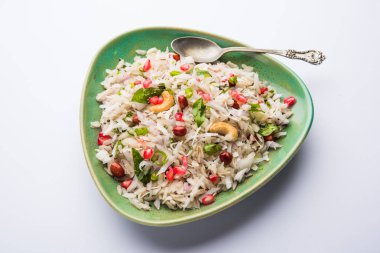 Dapde Pohe, ince poha ve taze hindistan cevizi ile biber, yer fıstığı ve fındık ile yapılan tipik bir Maharashtrian kahvaltı. bir kase veya tabakta servis edilir. seçici odaklama