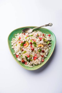 Dapde Pohe, ince poha ve taze hindistan cevizi ile biber, yer fıstığı ve fındık ile yapılan tipik bir Maharashtrian kahvaltı. bir kase veya tabakta servis edilir. seçici odaklama