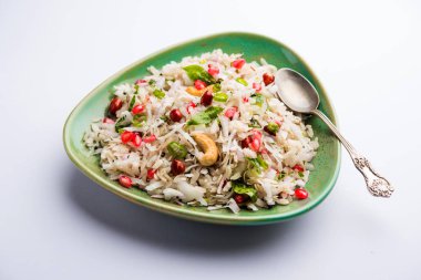 Dapde Pohe, ince poha ve taze hindistan cevizi ile biber, yer fıstığı ve fındık ile yapılan tipik bir Maharashtrian kahvaltı. bir kase veya tabakta servis edilir. seçici odaklama