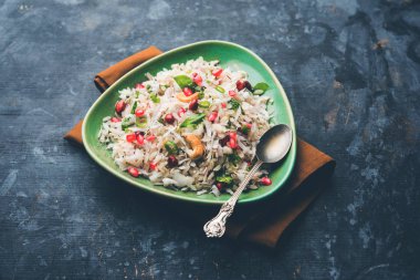 Dapde Pohe, ince poha ve taze hindistan cevizi ile biber, yer fıstığı ve fındık ile yapılan tipik bir Maharashtrian kahvaltı. bir kase veya tabakta servis edilir. seçici odaklama