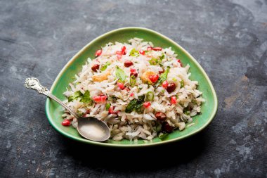 Dapde Pohe, ince poha ve taze hindistan cevizi ile biber, yer fıstığı ve fındık ile yapılan tipik bir Maharashtrian kahvaltı. bir kase veya tabakta servis edilir. seçici odaklama