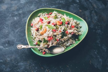 Dapde Pohe, ince poha ve taze hindistan cevizi ile biber, yer fıstığı ve fındık ile yapılan tipik bir Maharashtrian kahvaltı. bir kase veya tabakta servis edilir. seçici odaklama