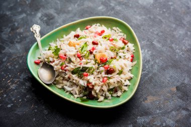 Dapde Pohe, ince poha ve taze hindistan cevizi ile biber, yer fıstığı ve fındık ile yapılan tipik bir Maharashtrian kahvaltı. bir kase veya tabakta servis edilir. seçici odaklama