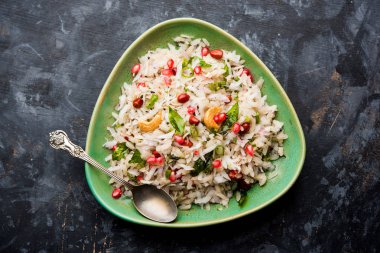 Dapde Pohe, ince poha ve taze hindistan cevizi ile biber, yer fıstığı ve fındık ile yapılan tipik bir Maharashtrian kahvaltı. bir kase veya tabakta servis edilir. seçici odaklama