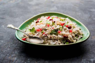 Dapde Pohe, ince poha ve taze hindistan cevizi ile biber, yer fıstığı ve fındık ile yapılan tipik bir Maharashtrian kahvaltı. bir kase veya tabakta servis edilir. seçici odaklama