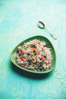 Dapde Pohe, ince poha ve taze hindistan cevizi ile biber, yer fıstığı ve fındık ile yapılan tipik bir Maharashtrian kahvaltı. bir kase veya tabakta servis edilir. seçici odaklama