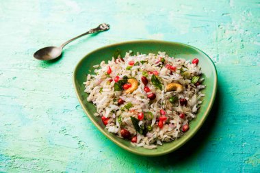 Dapde Pohe, ince poha ve taze hindistan cevizi ile biber, yer fıstığı ve fındık ile yapılan tipik bir Maharashtrian kahvaltı. bir kase veya tabakta servis edilir. seçici odaklama