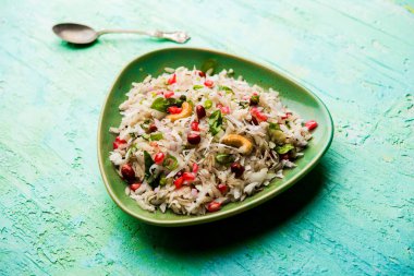 Dapde Pohe, ince poha ve taze hindistan cevizi ile biber, yer fıstığı ve fındık ile yapılan tipik bir Maharashtrian kahvaltı. bir kase veya tabakta servis edilir. seçici odaklama