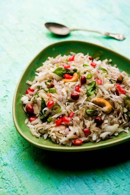 Dapde Pohe, ince poha ve taze hindistan cevizi ile biber, yer fıstığı ve fındık ile yapılan tipik bir Maharashtrian kahvaltı. bir kase veya tabakta servis edilir. seçici odaklama