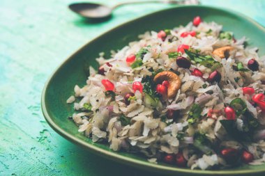 Dapde Pohe, ince poha ve taze hindistan cevizi ile biber, yer fıstığı ve fındık ile yapılan tipik bir Maharashtrian kahvaltı. bir kase veya tabakta servis edilir. seçici odaklama