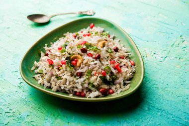 Dapde Pohe, ince poha ve taze hindistan cevizi ile biber, yer fıstığı ve fındık ile yapılan tipik bir Maharashtrian kahvaltı. bir kase veya tabakta servis edilir. seçici odaklama