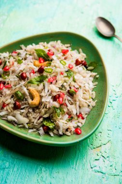 Dapde Pohe, ince poha ve taze hindistan cevizi ile biber, yer fıstığı ve fındık ile yapılan tipik bir Maharashtrian kahvaltı. bir kase veya tabakta servis edilir. seçici odaklama