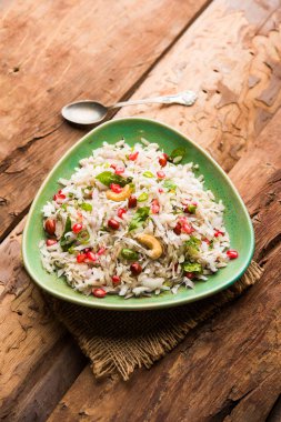 Dapde Pohe, ince poha ve taze hindistan cevizi ile biber, yer fıstığı ve fındık ile yapılan tipik bir Maharashtrian kahvaltı. bir kase veya tabakta servis edilir. seçici odaklama