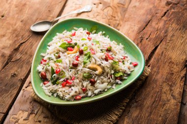 Dapde Pohe, ince poha ve taze hindistan cevizi ile biber, yer fıstığı ve fındık ile yapılan tipik bir Maharashtrian kahvaltı. bir kase veya tabakta servis edilir. seçici odaklama