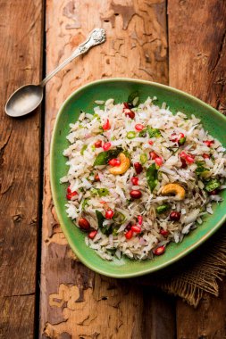 Dapde Pohe, ince poha ve taze hindistan cevizi ile biber, yer fıstığı ve fındık ile yapılan tipik bir Maharashtrian kahvaltı. bir kase veya tabakta servis edilir. seçici odaklama