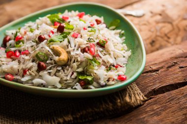 Dapde Pohe, ince poha ve taze hindistan cevizi ile biber, yer fıstığı ve fındık ile yapılan tipik bir Maharashtrian kahvaltı. bir kase veya tabakta servis edilir. seçici odaklama