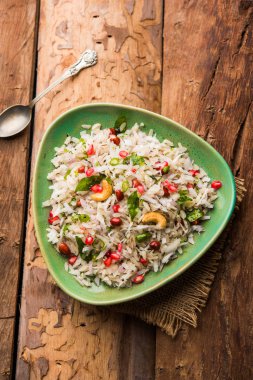 Dapde Pohe, ince poha ve taze hindistan cevizi ile biber, yer fıstığı ve fındık ile yapılan tipik bir Maharashtrian kahvaltı. bir kase veya tabakta servis edilir. seçici odaklama