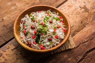 Dapde Pohe, ince poha ve taze hindistan cevizi ile biber, yer fıstığı ve fındık ile yapılan tipik bir Maharashtrian kahvaltı. bir kase veya tabakta servis edilir. seçici odaklama