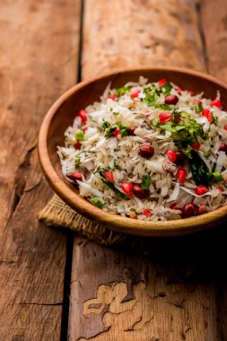 Dapde Pohe, ince poha ve taze hindistan cevizi ile biber, yer fıstığı ve fındık ile yapılan tipik bir Maharashtrian kahvaltı. bir kase veya tabakta servis edilir. seçici odaklama