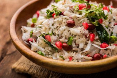 Dapde Pohe, ince poha ve taze hindistan cevizi ile biber, yer fıstığı ve fındık ile yapılan tipik bir Maharashtrian kahvaltı. bir kase veya tabakta servis edilir. seçici odaklama
