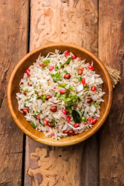 Dapde Pohe, ince poha ve taze hindistan cevizi ile biber, yer fıstığı ve fındık ile yapılan tipik bir Maharashtrian kahvaltı. bir kase veya tabakta servis edilir. seçici odaklama