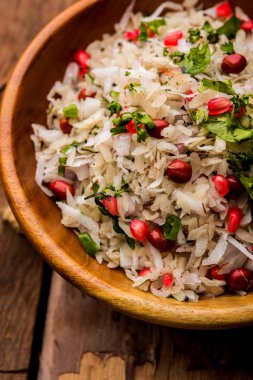 Dapde Pohe, ince poha ve taze hindistan cevizi ile biber, yer fıstığı ve fındık ile yapılan tipik bir Maharashtrian kahvaltı. bir kase veya tabakta servis edilir. seçici odaklama