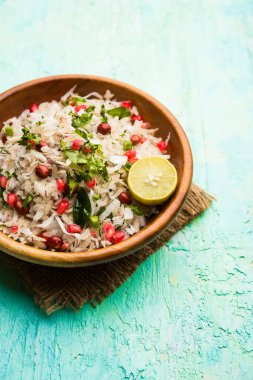 Dapde Pohe, ince poha ve taze hindistan cevizi ile biber, yer fıstığı ve fındık ile yapılan tipik bir Maharashtrian kahvaltı. bir kase veya tabakta servis edilir. seçici odaklama