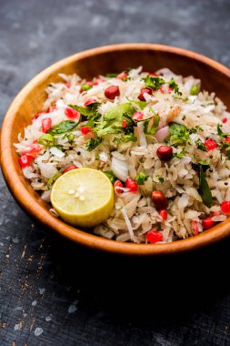 Dapde Pohe, ince poha ve taze hindistan cevizi ile biber, yer fıstığı ve fındık ile yapılan tipik bir Maharashtrian kahvaltı. bir kase veya tabakta servis edilir. seçici odaklama