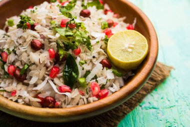 Dapde Pohe, ince poha ve taze hindistan cevizi ile biber, yer fıstığı ve fındık ile yapılan tipik bir Maharashtrian kahvaltı. bir kase veya tabakta servis edilir. seçici odaklama