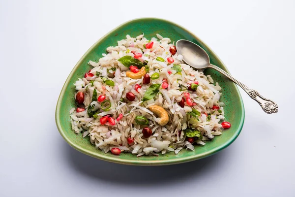 Dapde Pohe, ince poha ve taze hindistan cevizi ile biber, yer fıstığı ve fındık ile yapılan tipik bir Maharashtrian kahvaltı. bir kase veya tabakta servis edilir. seçici odaklama