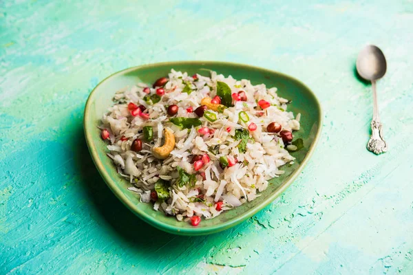 Dapde Pohe, ince poha ve taze hindistan cevizi ile biber, yer fıstığı ve fındık ile yapılan tipik bir Maharashtrian kahvaltı. bir kase veya tabakta servis edilir. seçici odaklama