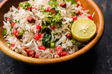 Dapde Pohe, ince poha ve taze hindistan cevizi ile biber, yer fıstığı ve fındık ile yapılan tipik bir Maharashtrian kahvaltı. bir kase veya tabakta servis edilir. seçici odaklama