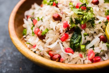 Dapde Pohe, ince poha ve taze hindistan cevizi ile biber, yer fıstığı ve fındık ile yapılan tipik bir Maharashtrian kahvaltı. bir kase veya tabakta servis edilir. seçici odaklama