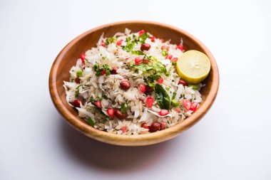 Dapde Pohe, ince poha ve taze hindistan cevizi ile biber, yer fıstığı ve fındık ile yapılan tipik bir Maharashtrian kahvaltı. bir kase veya tabakta servis edilir. seçici odaklama