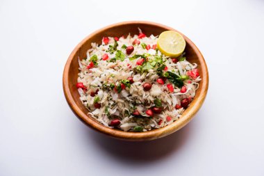 Dapde Pohe, ince poha ve taze hindistan cevizi ile biber, yer fıstığı ve fındık ile yapılan tipik bir Maharashtrian kahvaltı. bir kase veya tabakta servis edilir. seçici odaklama