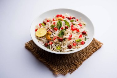 Dapde Pohe, ince poha ve taze hindistan cevizi ile biber, yer fıstığı ve fındık ile yapılan tipik bir Maharashtrian kahvaltı. bir kase veya tabakta servis edilir. seçici odaklama