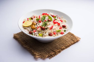 Dapde Pohe, ince poha ve taze hindistan cevizi ile biber, yer fıstığı ve fındık ile yapılan tipik bir Maharashtrian kahvaltı. bir kase veya tabakta servis edilir. seçici odaklama