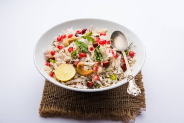 Dapde Pohe, ince poha ve taze hindistan cevizi ile biber, yer fıstığı ve fındık ile yapılan tipik bir Maharashtrian kahvaltı. bir kase veya tabakta servis edilir. seçici odaklama