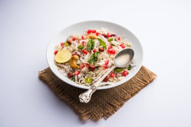 Dapde Pohe, ince poha ve taze hindistan cevizi ile biber, yer fıstığı ve fındık ile yapılan tipik bir Maharashtrian kahvaltı. bir kase veya tabakta servis edilir. seçici odaklama