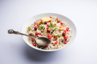 Dapde Pohe, ince poha ve taze hindistan cevizi ile biber, yer fıstığı ve fındık ile yapılan tipik bir Maharashtrian kahvaltı. bir kase veya tabakta servis edilir. seçici odaklama