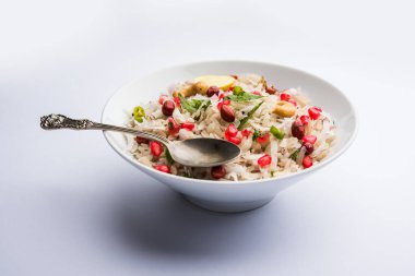 Dapde Pohe, ince poha ve taze hindistan cevizi ile biber, yer fıstığı ve fındık ile yapılan tipik bir Maharashtrian kahvaltı. bir kase veya tabakta servis edilir. seçici odaklama