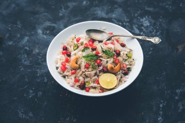 Dapde Pohe, ince poha ve taze hindistan cevizi ile biber, yer fıstığı ve fındık ile yapılan tipik bir Maharashtrian kahvaltı. bir kase veya tabakta servis edilir. seçici odaklama