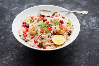 Dapde Pohe, ince poha ve taze hindistan cevizi ile biber, yer fıstığı ve fındık ile yapılan tipik bir Maharashtrian kahvaltı. bir kase veya tabakta servis edilir. seçici odaklama