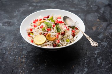 Dapde Pohe, ince poha ve taze hindistan cevizi ile biber, yer fıstığı ve fındık ile yapılan tipik bir Maharashtrian kahvaltı. bir kase veya tabakta servis edilir. seçici odaklama