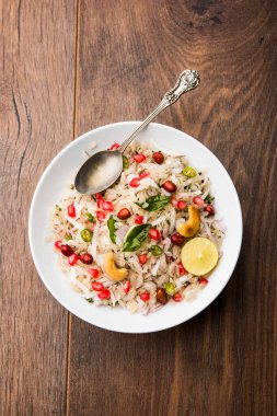 Dapde Pohe, ince poha ve taze hindistan cevizi ile biber, yer fıstığı ve fındık ile yapılan tipik bir Maharashtrian kahvaltı. bir kase veya tabakta servis edilir. seçici odaklama