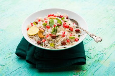 Dapde Pohe, ince poha ve taze hindistan cevizi ile biber, yer fıstığı ve fındık ile yapılan tipik bir Maharashtrian kahvaltı. bir kase veya tabakta servis edilir. seçici odaklama