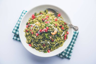 Hariyali Poha / Yeşil Masala Pohe veya düzleştirilmiş pirinç bir kase, seçici odak servis