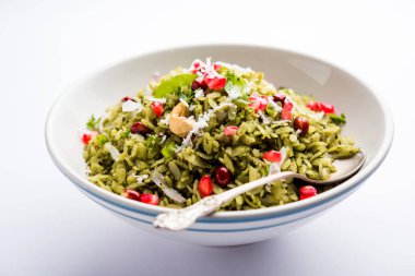 Hariyali Poha / Yeşil Masala Pohe veya düzleştirilmiş pirinç bir kase, seçici odak servis