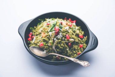 Hariyali Poha / Yeşil Masala Pohe veya düzleştirilmiş pirinç bir kase, seçici odak servis